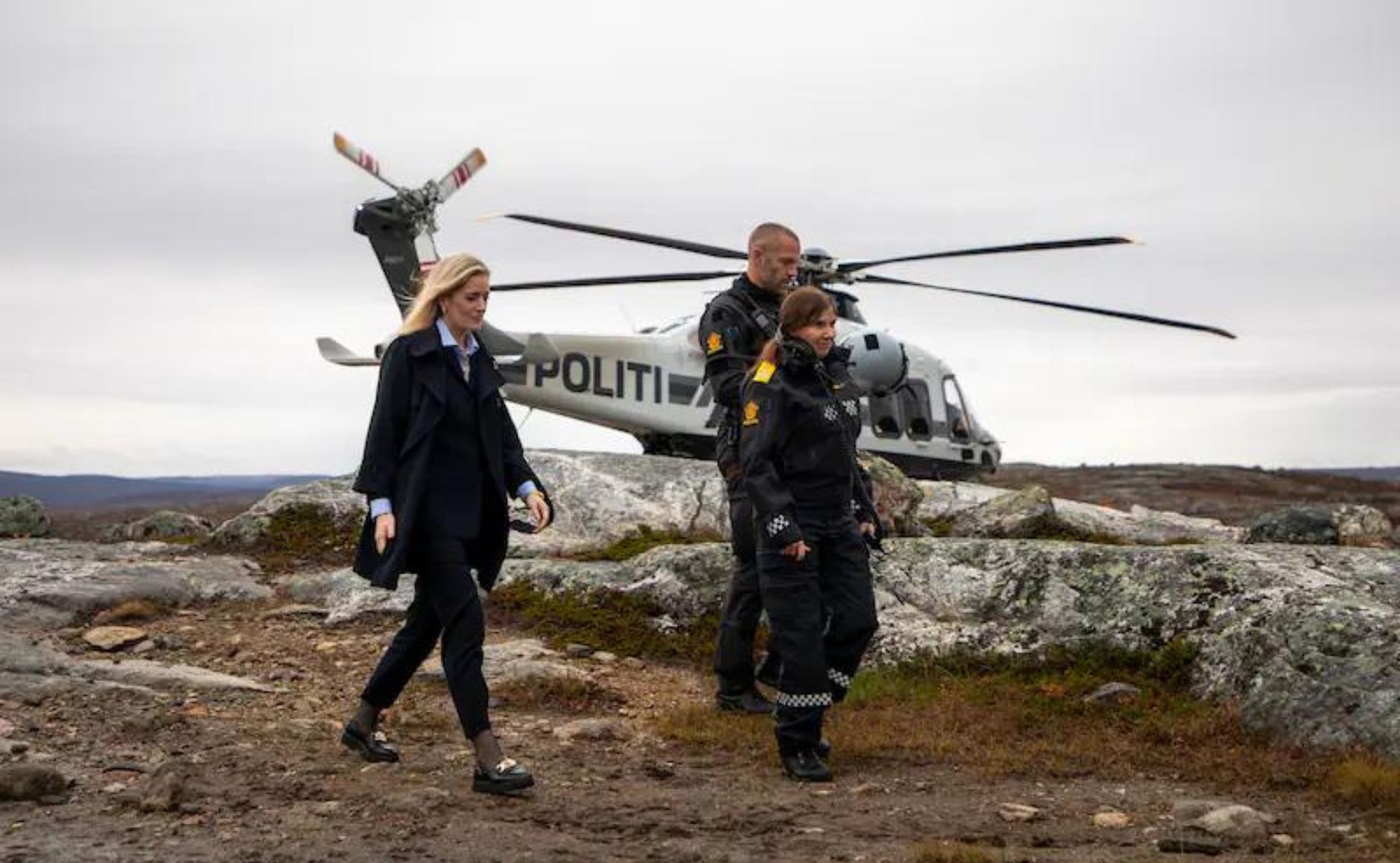 Emilie Enger Mehl (Sp) her på besøkt i Kirkenes i 2022. Statråden får nå kritikk for at regjeringen overlater til små lokalsamfunn i nord å håndtere nasjonale sikkerhetsspørsmål. (Foto: Forsvaret/NTB)